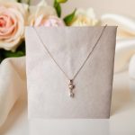 Колие Маги е изработено от медна сплав, специално PVD покритие за запазване на цвета, симулирани перли и кристалчета.