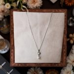 Колие Маги е изработено от медна сплав, специално PVD покритие за