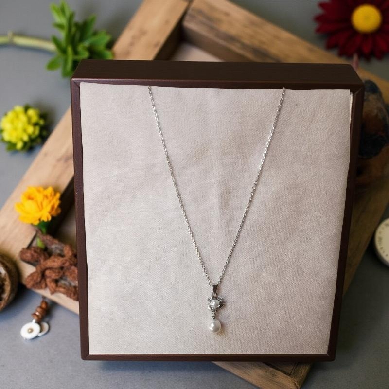 Колие Маги е изработено от медна сплав, специално PVD покритие за