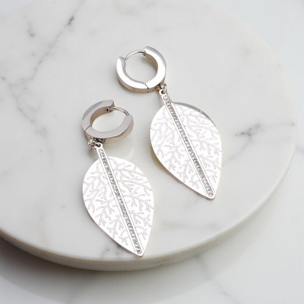 Обеци Сноу са изработени от висококачествена стомана 316l и австрийски циркони и са във формата на листо