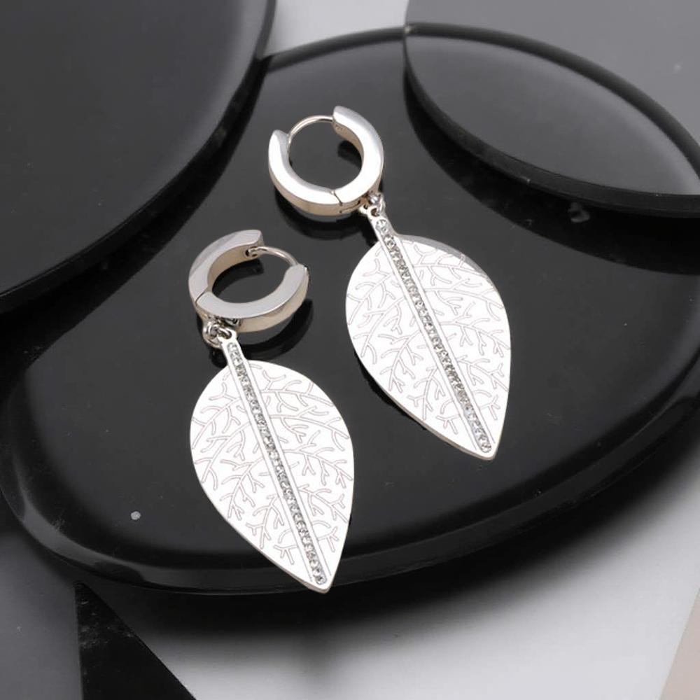 Обеци Сноу са изработени от висококачествена стомана 316l и австрийски циркони и са във формата на листо