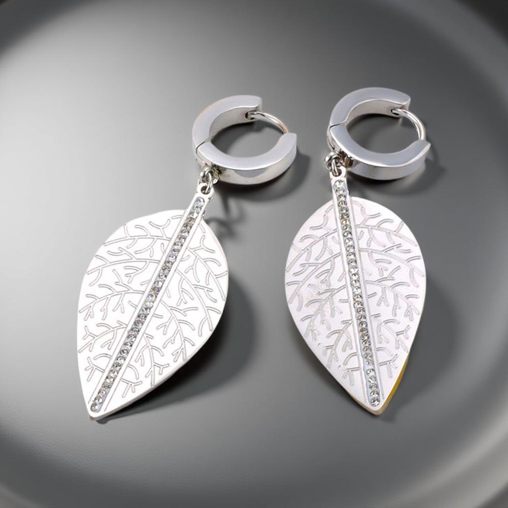 Обеци Сноу са изработени от висококачествена стомана 316l и австрийски циркони и са във формата на листо