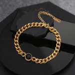 Семпла, елегантна плетка с черен камък в центъра