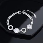 Гривна "Лора" е  изработена от висококачествена медицинска стомана, австрийски кристали и специално PVD покритие за запазване на цвета.