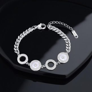 Гривна "Лора" е  изработена от висококачествена медицинска стомана, австрийски кристали и специално PVD покритие за запазване на цвета.