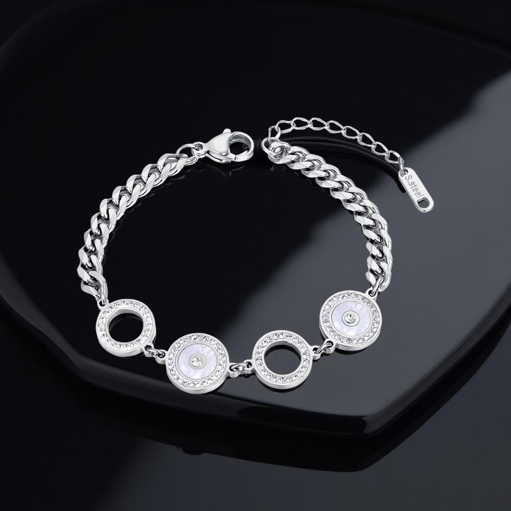 Гривна "Лора" е  изработена от висококачествена медицинска стомана, австрийски кристали и специално PVD покритие за запазване на цвета.