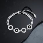 Гривна "Лора" е  изработена от висококачествена медицинска стомана, австрийски кристали и специално PVD покритие за запазване на цвета.