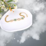 Гривна "Лора" е  изработена от висококачествена медицинска стомана, австрийски кристали и специално PVD покритие за запазване на цвета.