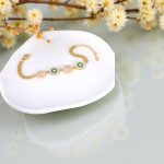 Гривна "Лора" е  изработена от висококачествена медицинска стомана, австрийски кристали и специално PVD покритие за запазване на цвета.