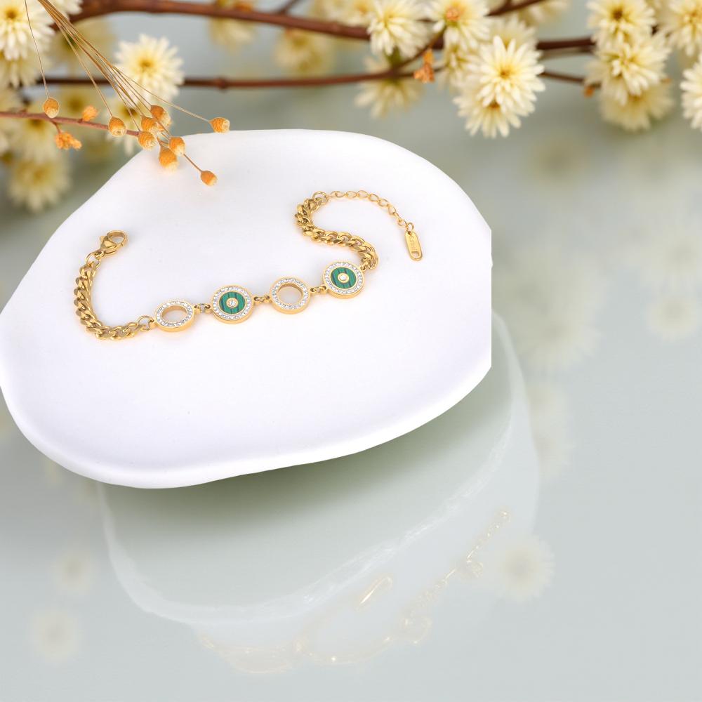 Гривна "Лора" е  изработена от висококачествена медицинска стомана, австрийски кристали и специално PVD покритие за запазване на цвета.