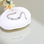 Гривна "Лора" е  изработена от висококачествена медицинска стомана, австрийски кристали и специално PVD покритие за запазване на цвета.