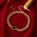 Семпла, елегантна плетка с черен камък в центъра