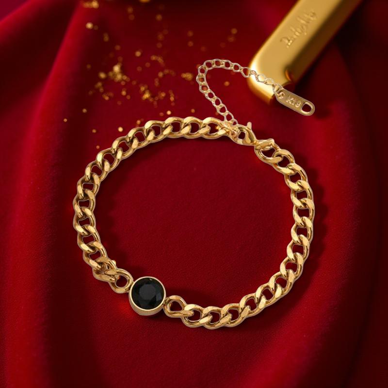 Семпла, елегантна плетка с черен камък в центъра