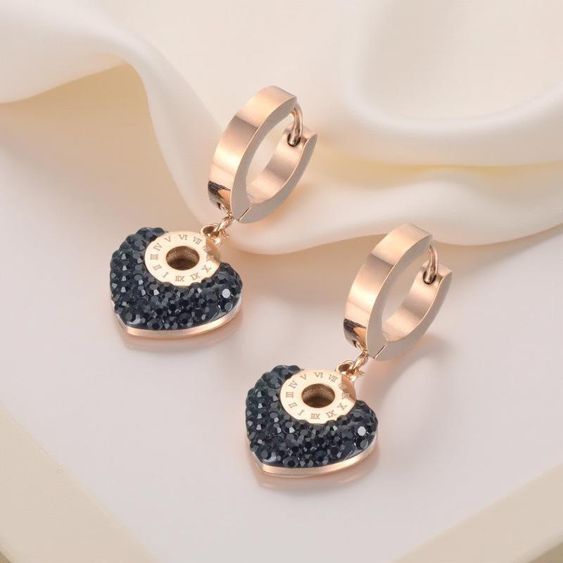 Обеци от стомана Суан са във формата на сърце обсипано с черни кристали и цвят розово злато