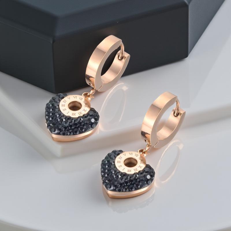 Обеци от стомана Суан са във формата на сърце обсипано с черни кристали и цвят розово злато