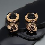 Обеците "Роза" са с минималистичен дизайн и в цвят розово злато.