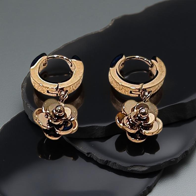 Обеците "Роза" са с минималистичен дизайн и в цвят розово злато.