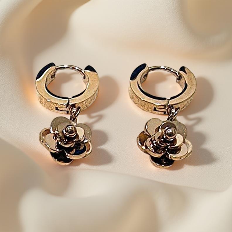 Обеците "Роза" са с минималистичен дизайн и в цвят розово злато.