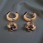 Обеците "Роза" са с минималистичен дизайн и в цвят розово злато.