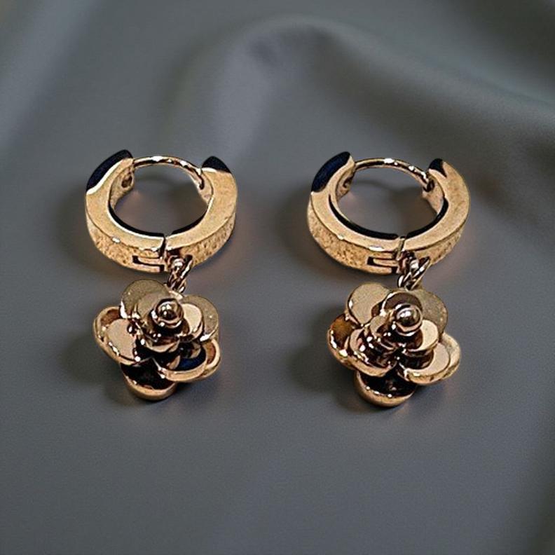 Обеците "Роза" са с минималистичен дизайн и в цвят розово злато.