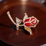 блестящата, масивна и изключително красива дамска брошка 'Кристална роза'.