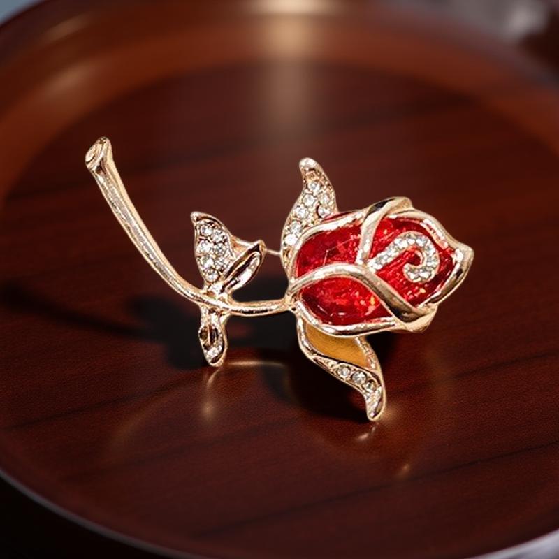 блестящата, масивна и изключително красива дамска брошка 'Кристална роза'.