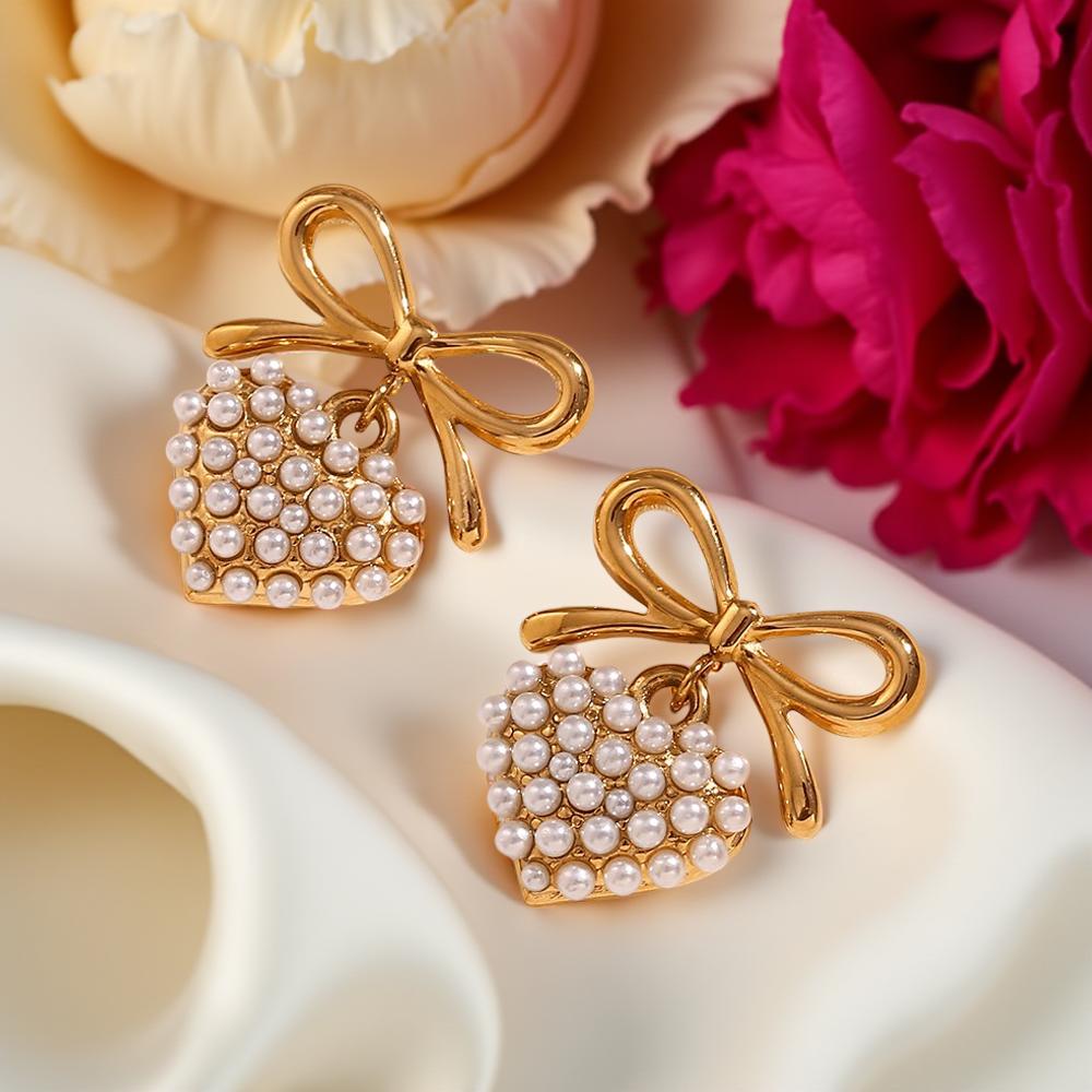 Обеци от стомана и перли Софи във формата на сърце