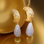 С висящ дизайн, перли и дълготрайно PVD покритие, обеци Бети са перфектни за ежедневно носене.