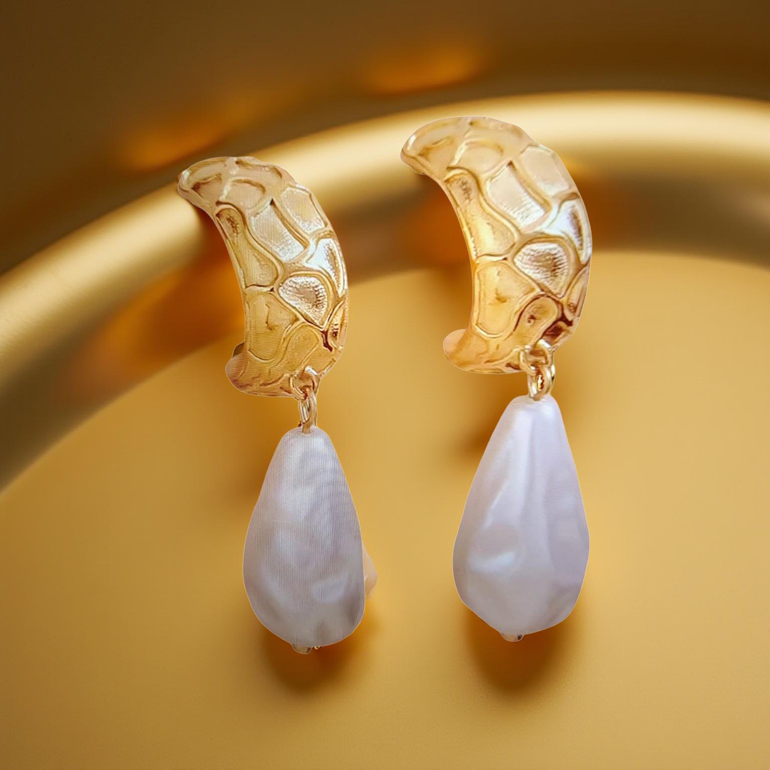 С висящ дизайн, перли и дълготрайно PVD покритие, обеци Бети са перфектни за ежедневно носене.