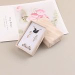 Бежова подаръчна кутия за бижута, луксозна, велурена