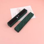Тъмнозелена подаръчна кутия за бижута, луксозна, велурена, продълговата