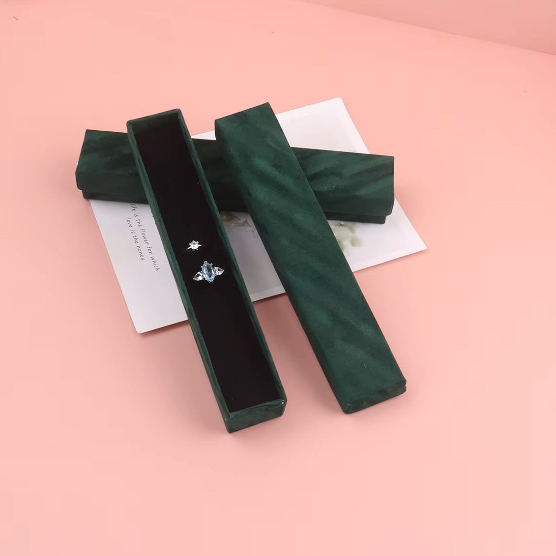 Подаръчна кутия за бижута, тъмнозелена, велурена, продълговата