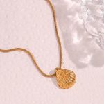 Дамското колие от стомана Summer се отличава с минималистичен дизайн във формата на мидичка.