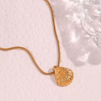 Дамското колие от стомана Summer се отличава с минималистичен дизайн във формата на мидичка.