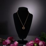 Колието е изработено от стомана и седеф. Изобразява вечната връзка на луната и слънцето