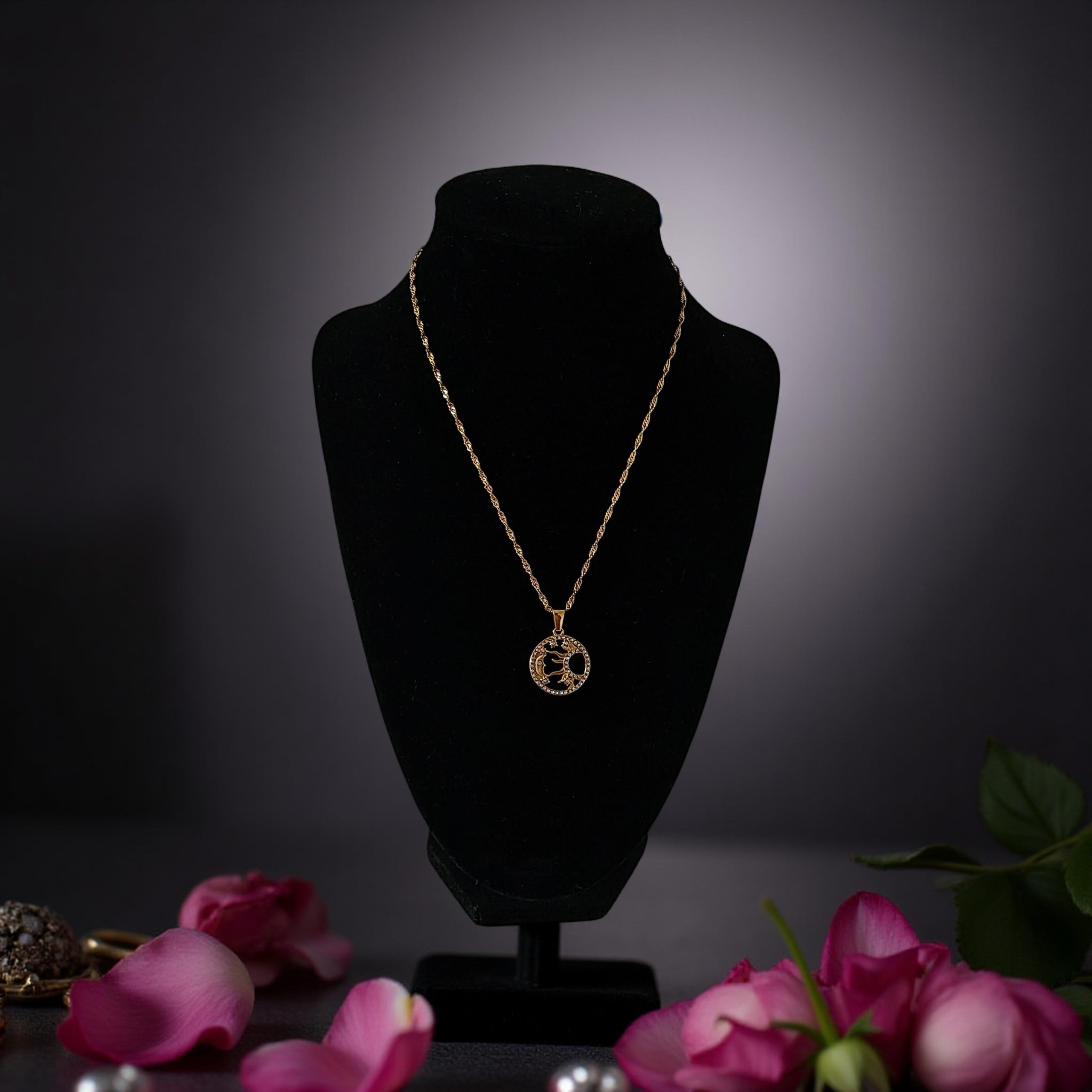 Колието е изработено от стомана и седеф. Изобразява вечната връзка на луната и слънцето