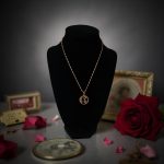 Колието е изработено от стомана и седеф. Изобразява вечната връзка на луната и слънцето