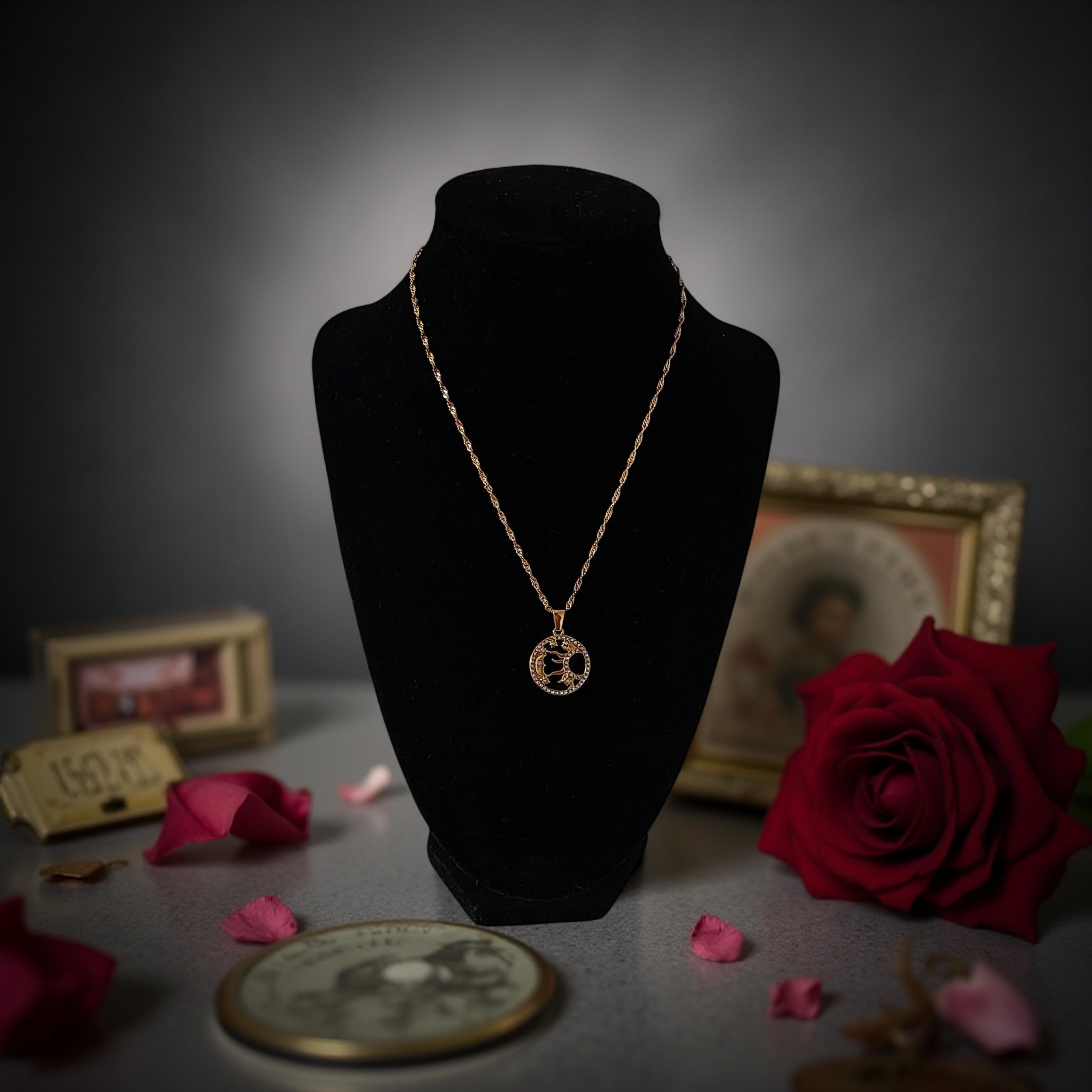 Колието е изработено от стомана и седеф. Изобразява вечната връзка на луната и слънцето