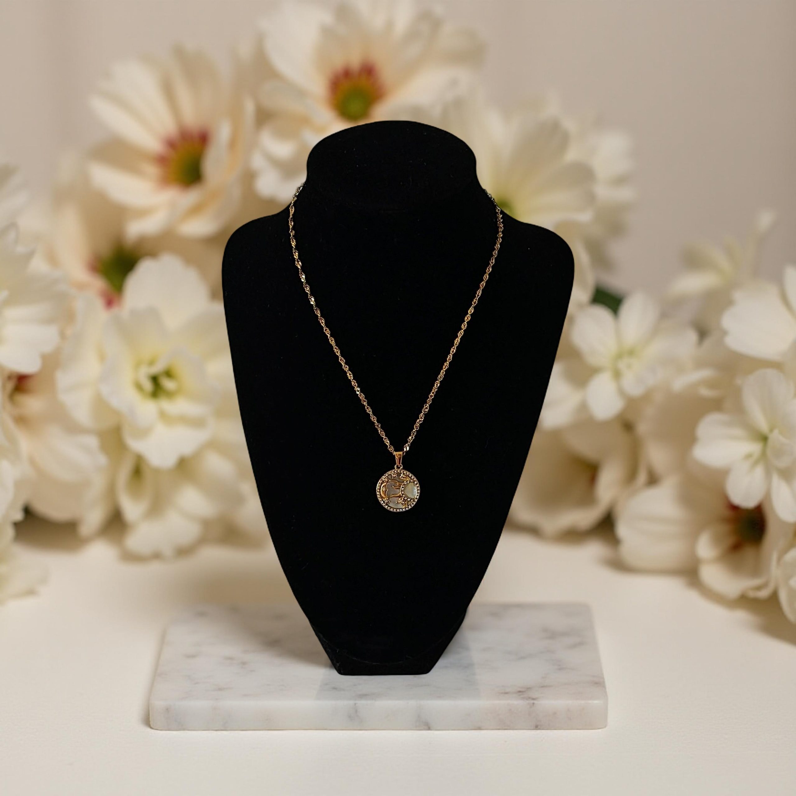 Колието е изработено от стомана и седеф. Изобразява вечната връзка на луната и слънцето