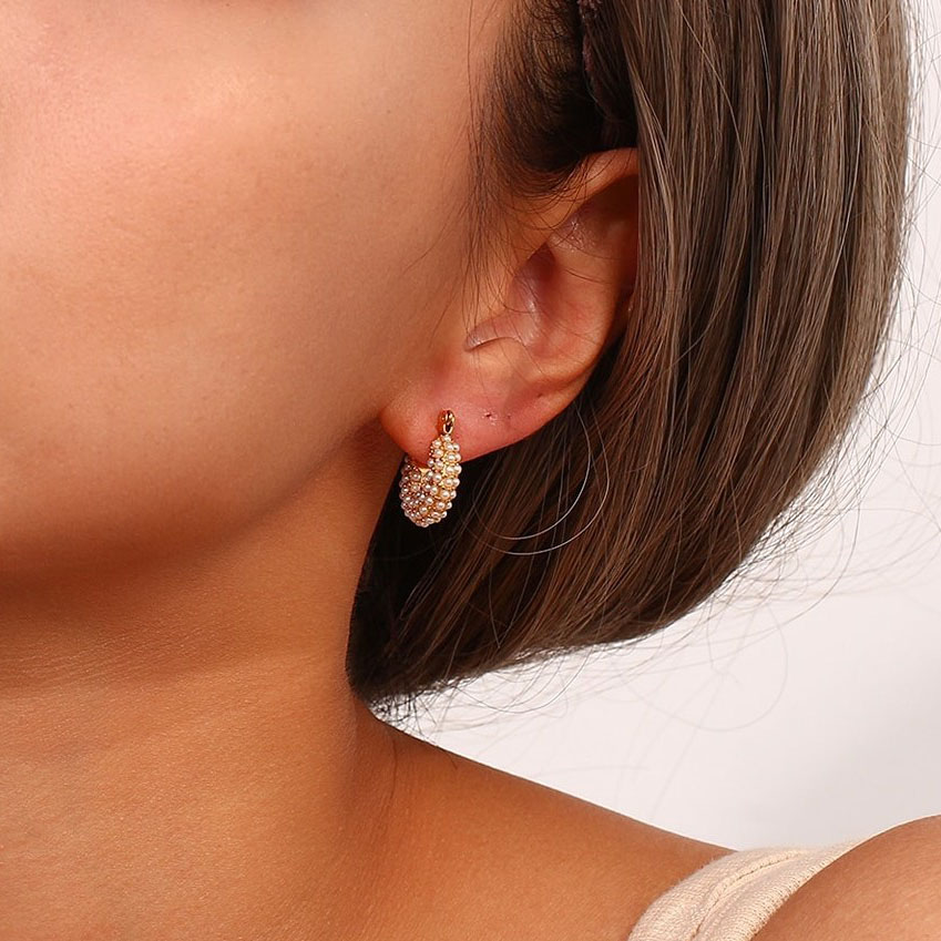 Обеци Сиси са изрботени са от висококачествена стомана и малки перли.