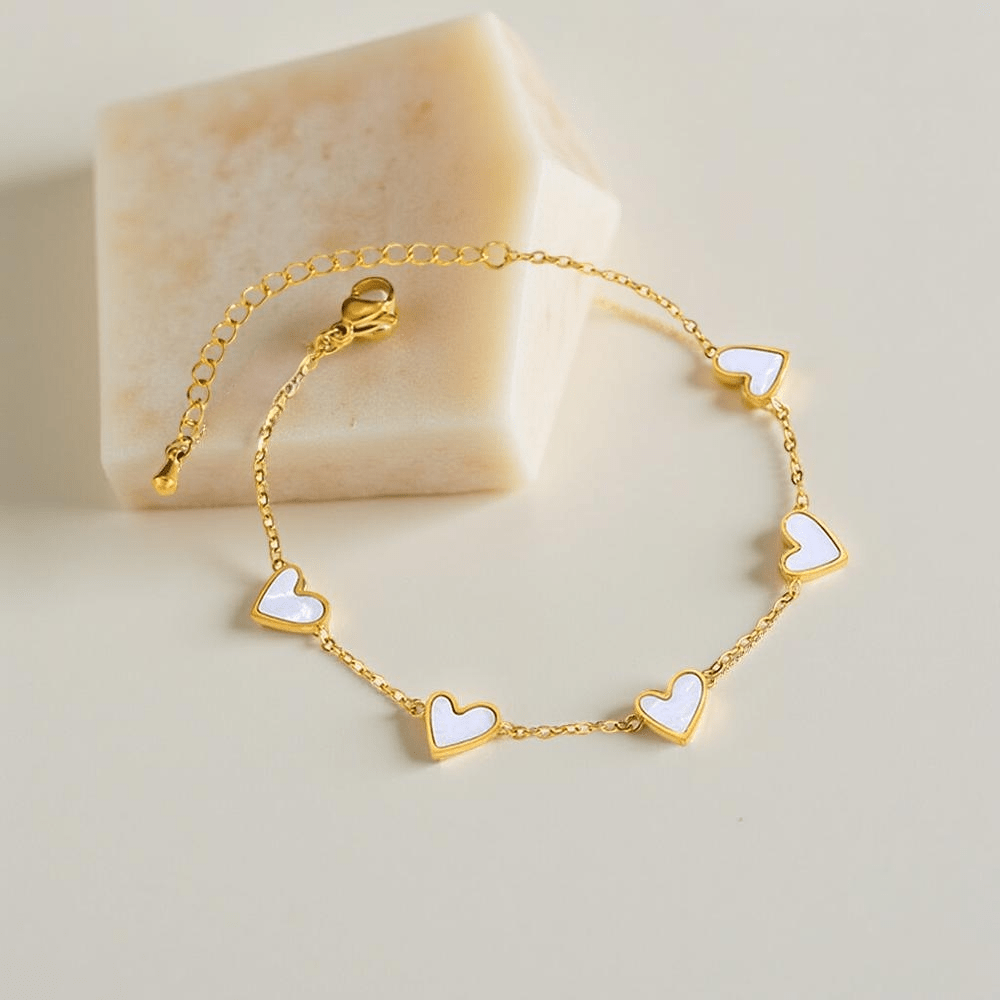 Гривна 'Бяло сърце' е нежна, минималистична гривна от 316 L стомана с 18к покритие и бял седеф.