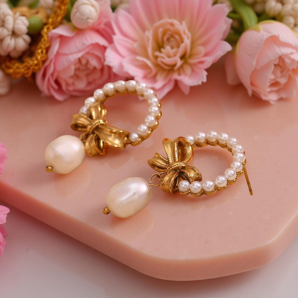 Красивите и  хипоалергенни обеци от  стомана 'Нора' са елегантни, женствени и много романтични. Изработени са от висококачествена стомана с pvd покритие за запазване на цвета и перли.