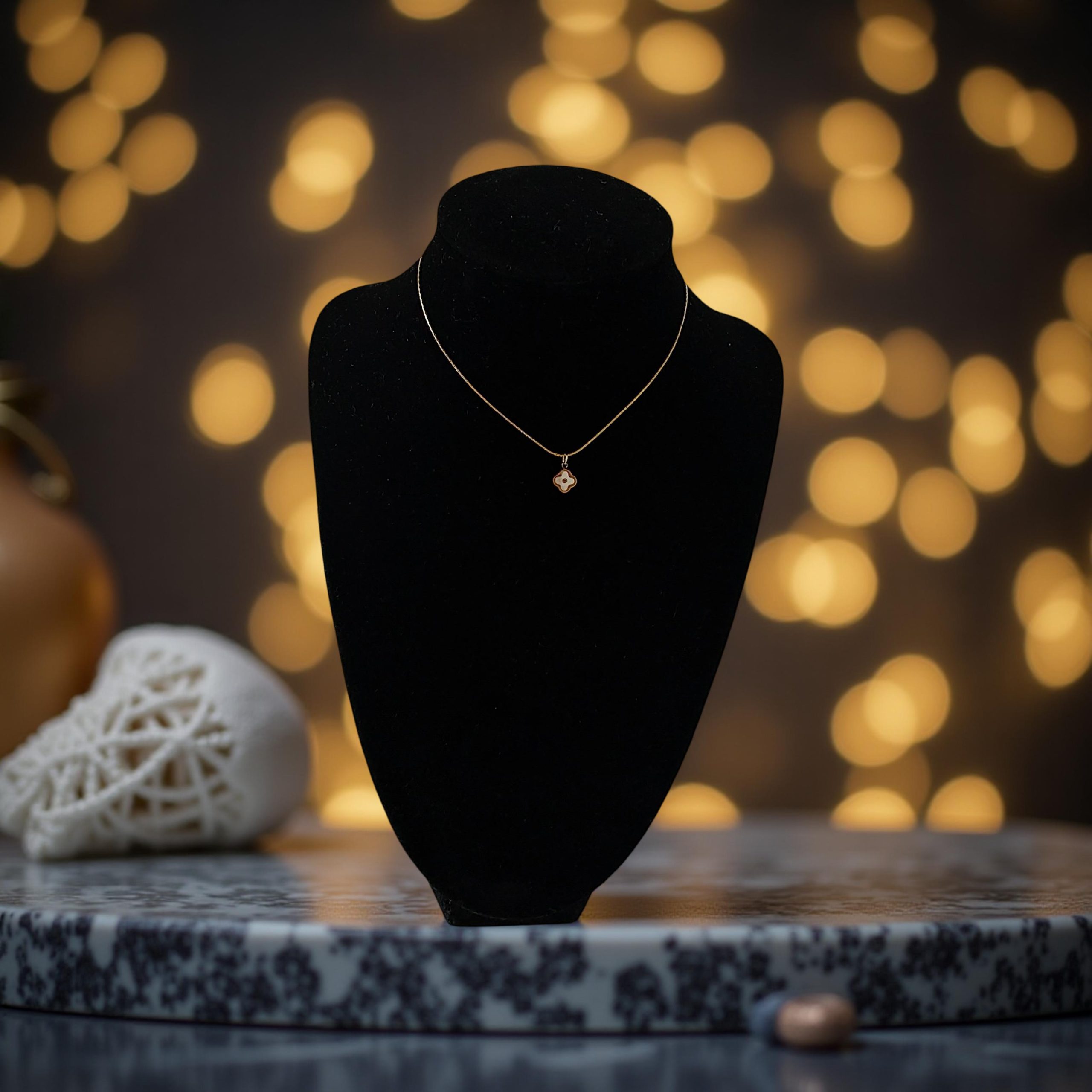 Колието от стомана Кера се отличава с минималистичен дизайн.Висулката е във формата на четирилистна детелина.