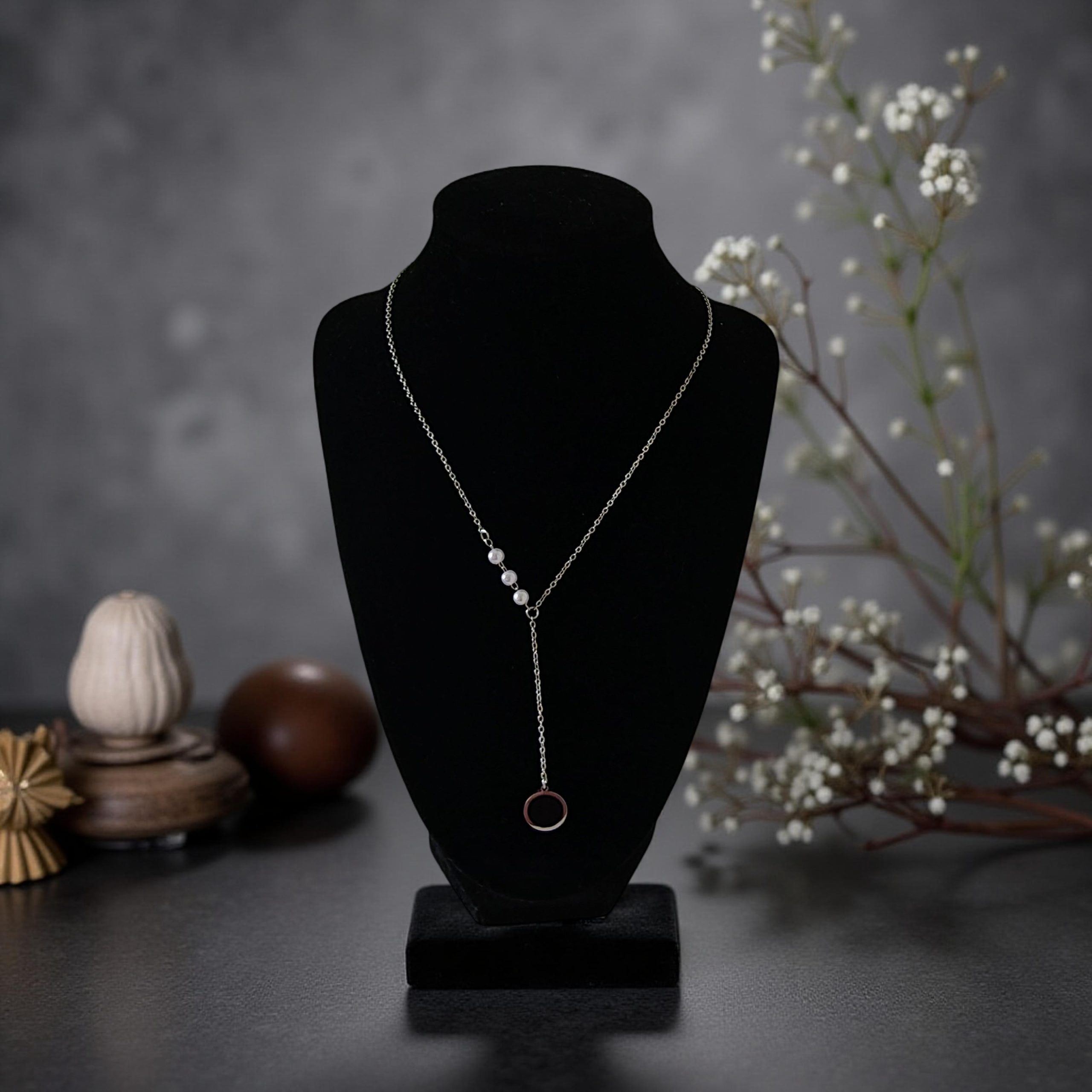 Колието от стомана Кити се отличава с минималистичен дизайн, перли и черен седеф. Достъпно и женствено