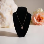 Колието от стомана Кира се отличава с минималистичен дизайн и десетки кристали. Достъпно и женствено