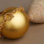 Дамска гривна 'Маре" е ръчно изработена от стомана. Има минималистичен дизайн и 18к позлата.