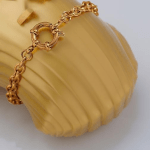 Дамска гривна 'Маре" е ръчно изработена от стомана. Има минималистичен дизайн и 18к позлата.