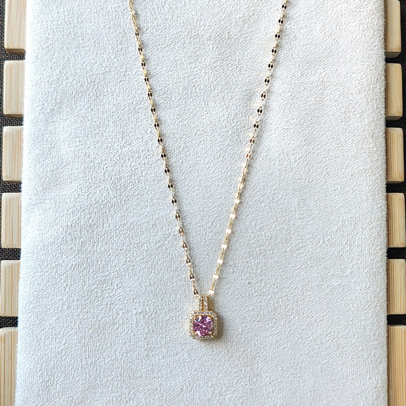 Колието от стомана Кира се отличава с минималистичен дизайн и десетки кристали. Достъпно и женствено