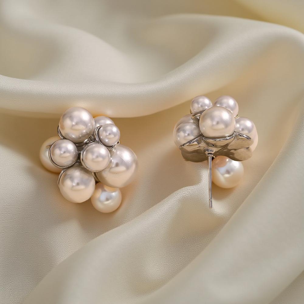 Обеци Клер са семпли и впечатляващи. Изработени са от висококачествена стомана и перли. Хипоалергенни и с непроменлив цвят.