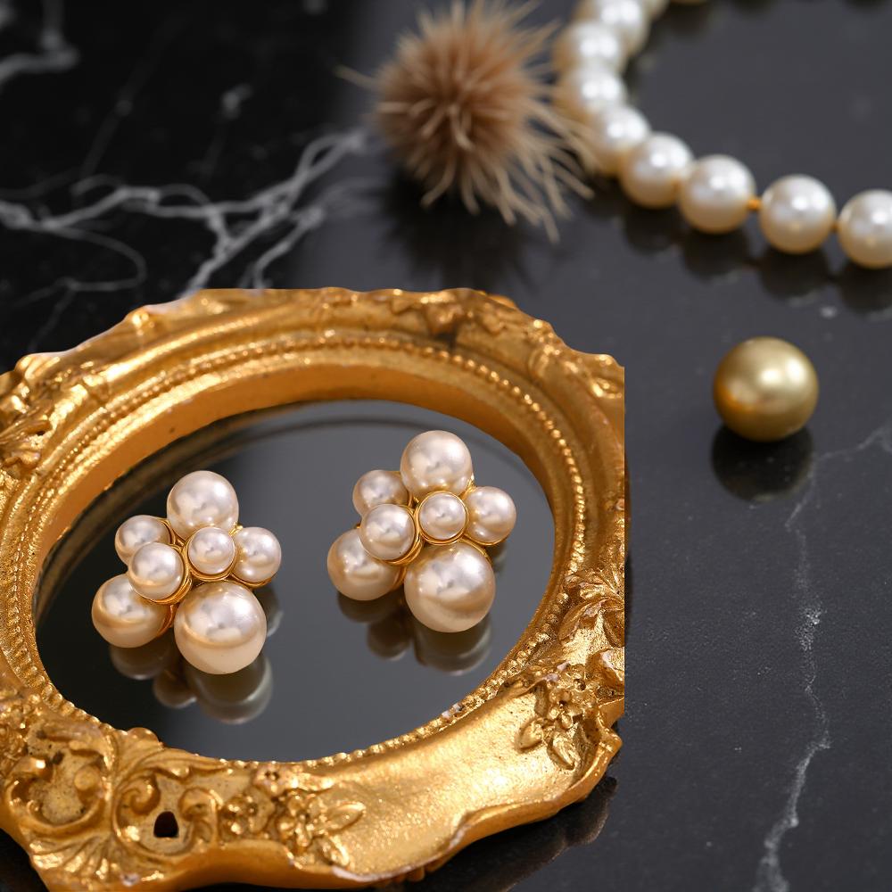 Обеци Клер са семпли и впечатляващи. Изработени са от висококачествена стомана и перли. Хипоалергенни и с непроменлив цвят.